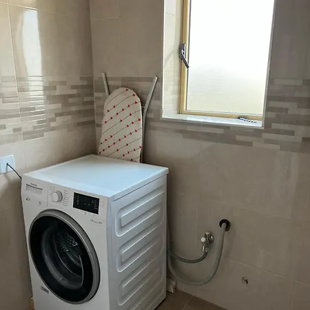 R2 Double With Shared Bathroom *