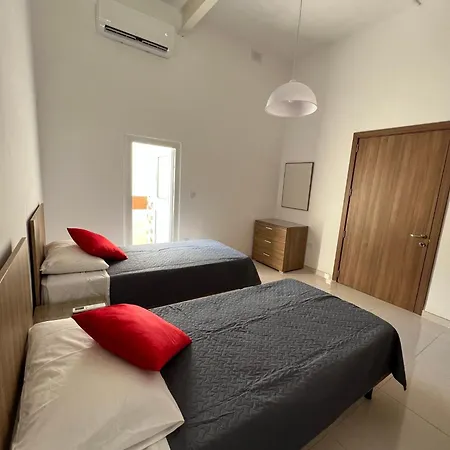 R2 Double With Shared Bathroom Homestay *