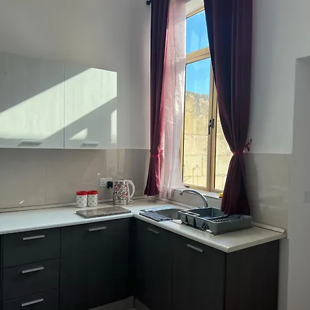 R2 Double With Shared Bathroom *